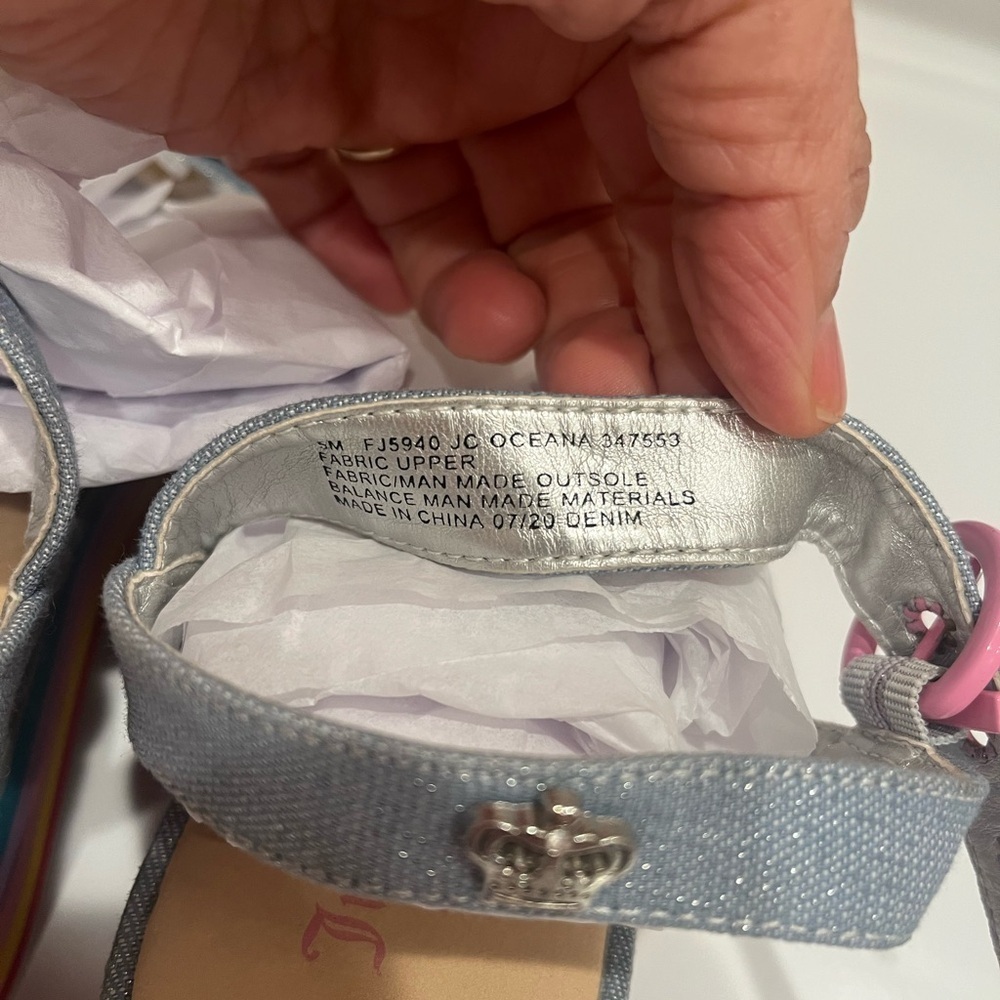 Juicy Couture Gray and Pink Sandals with Bow Accents - Picture 3 of 6